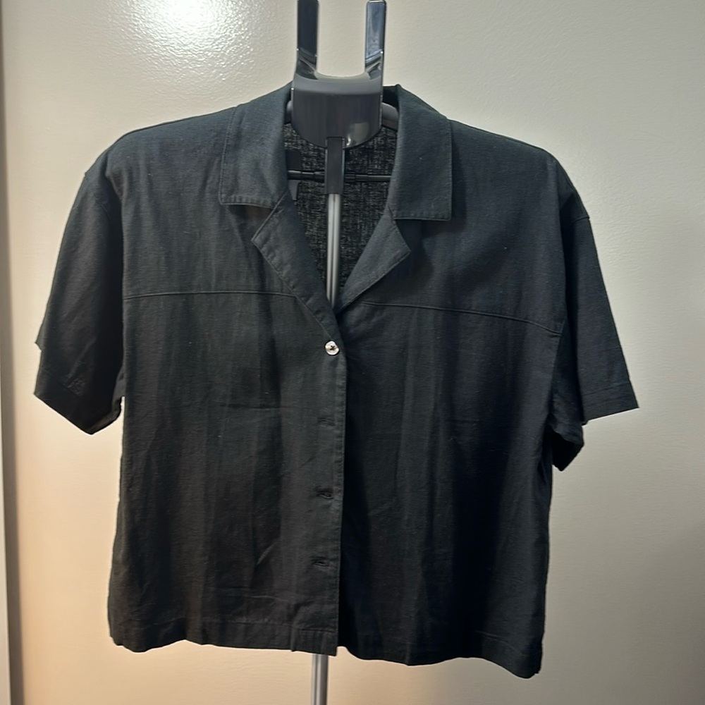 Banana Republic linen blend crop top. No tag but never worm.